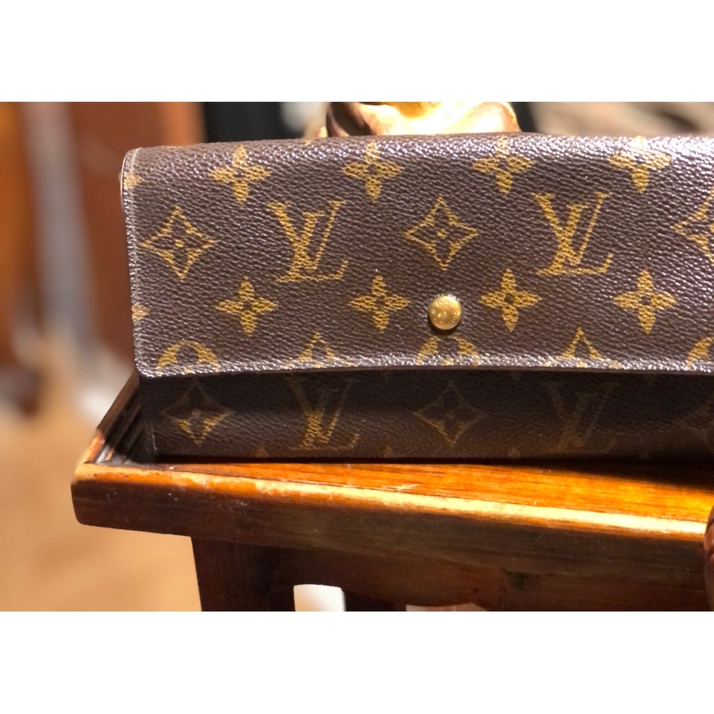 Vintage LV wallet with inner zippered coin pouch. Great condition.